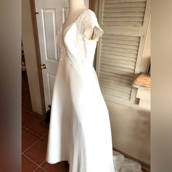 EDÉN BRIDAL BEAUTIFUL WEDDING DRESS size 16 (looks like it could be size 14) - Picture 4 of 11